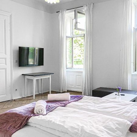 Commodious 2Br Apt. Near Akh-Perfect For Groups Wina Bagian luar foto
