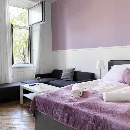 Commodious 2Br Apt. Near Akh-Perfect For Groups Wina Bagian luar foto