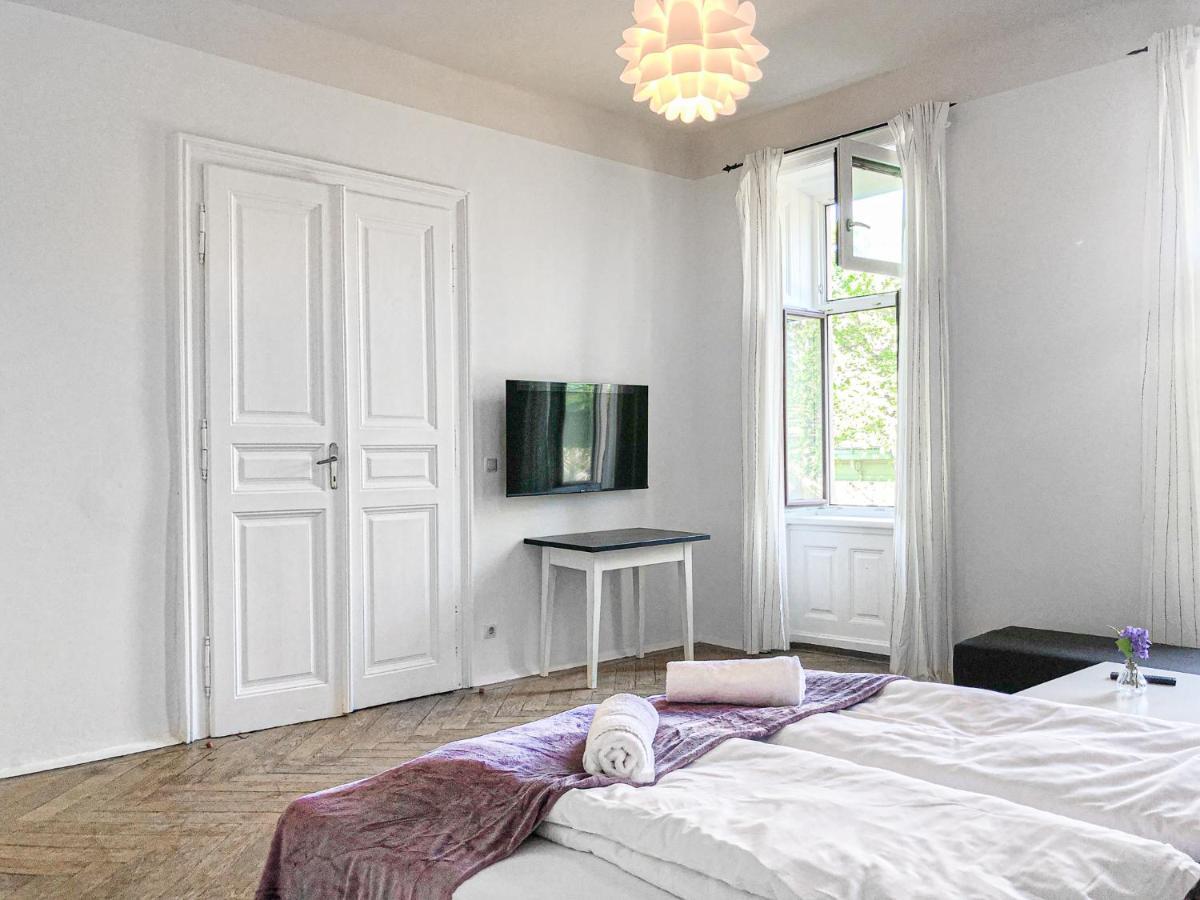 Commodious 2Br Apt. Near Akh-Perfect For Groups Wina Bagian luar foto