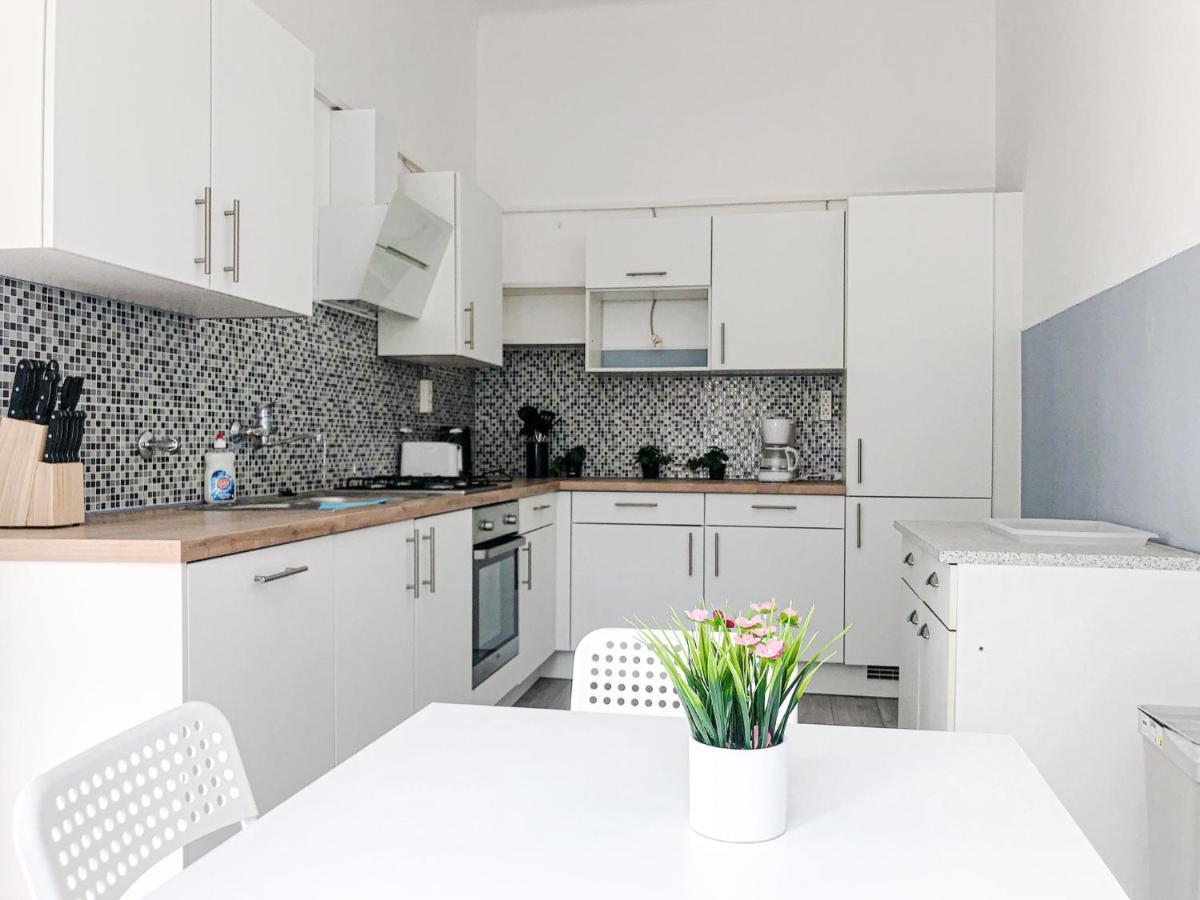 Commodious 2Br Apt. Near Akh-Perfect For Groups Wina Bagian luar foto