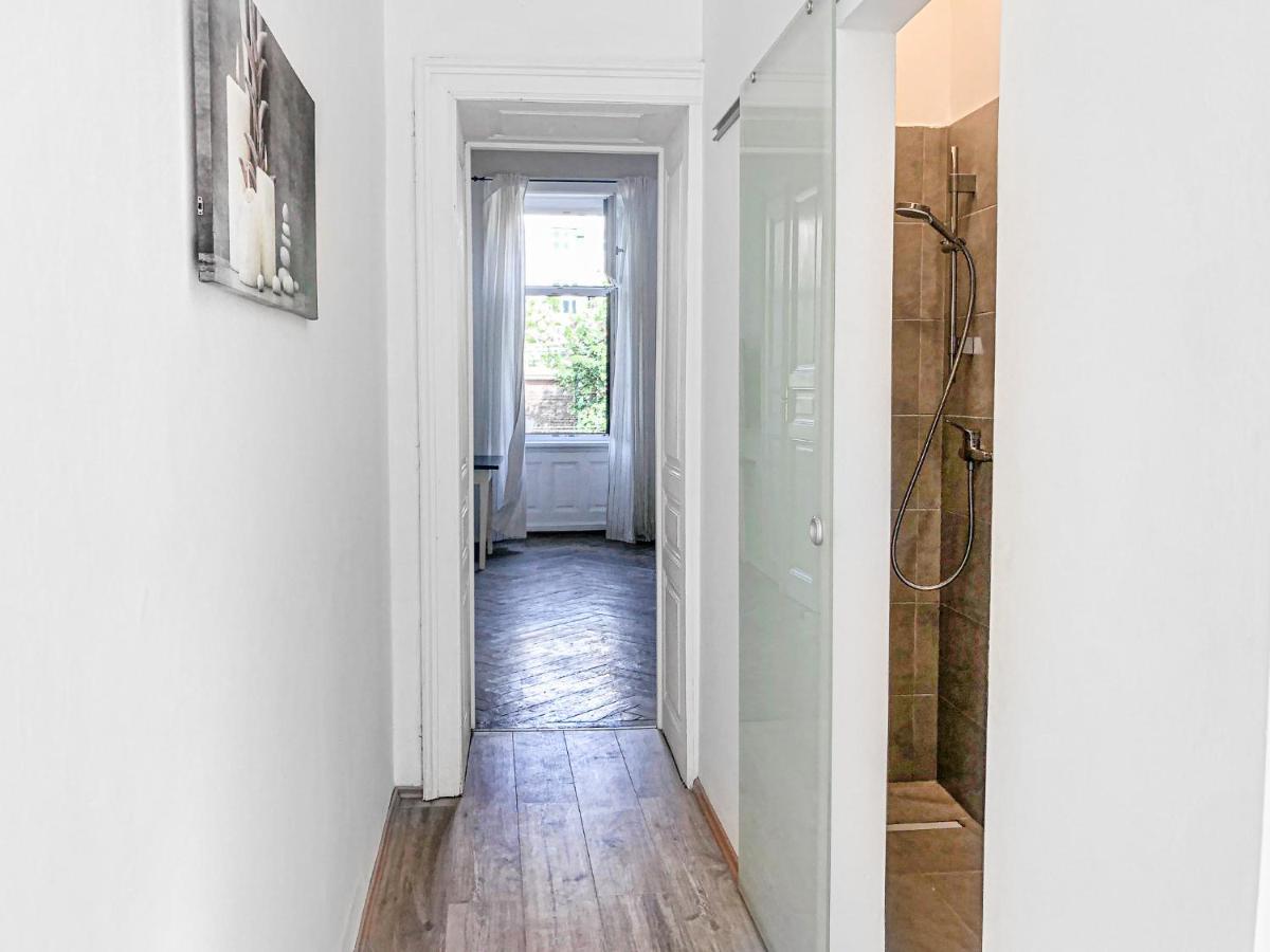 Commodious 2Br Apt. Near Akh-Perfect For Groups Wina Bagian luar foto