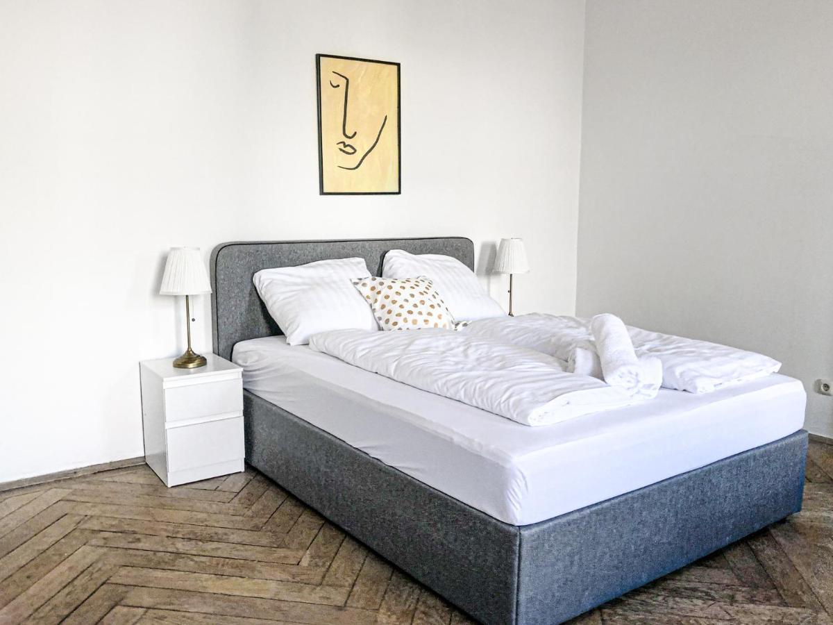 Commodious 2Br Apt. Near Akh-Perfect For Groups Wina Bagian luar foto