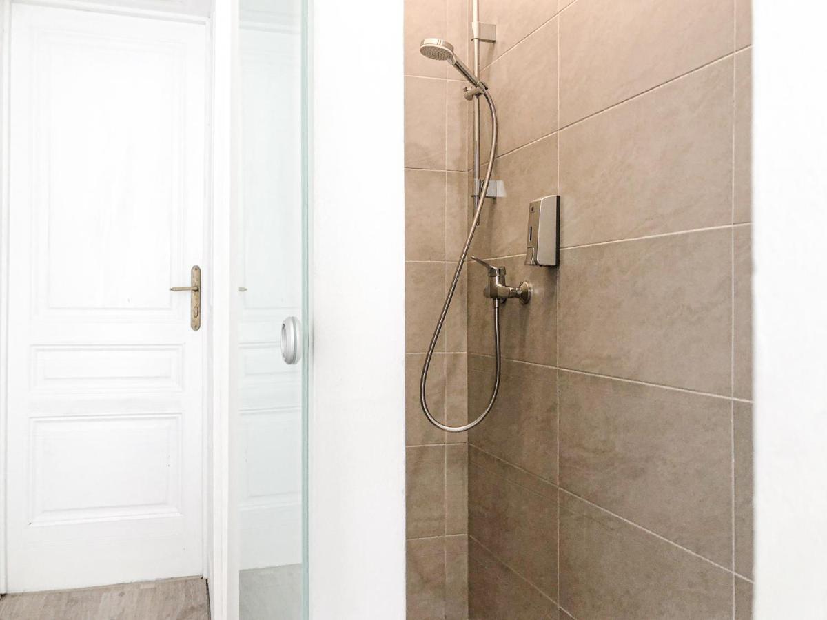 Commodious 2Br Apt. Near Akh-Perfect For Groups Wina Bagian luar foto