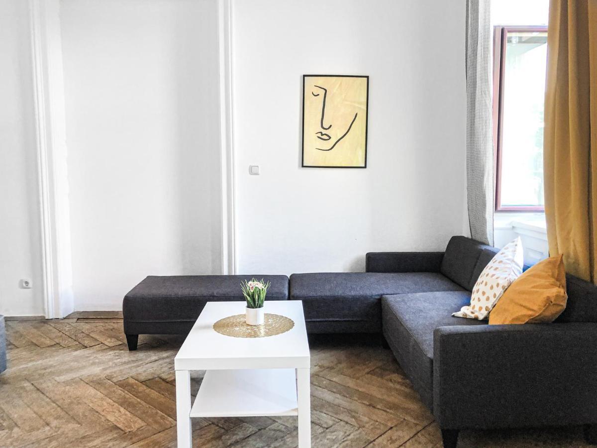 Commodious 2Br Apt. Near Akh-Perfect For Groups Wina Bagian luar foto