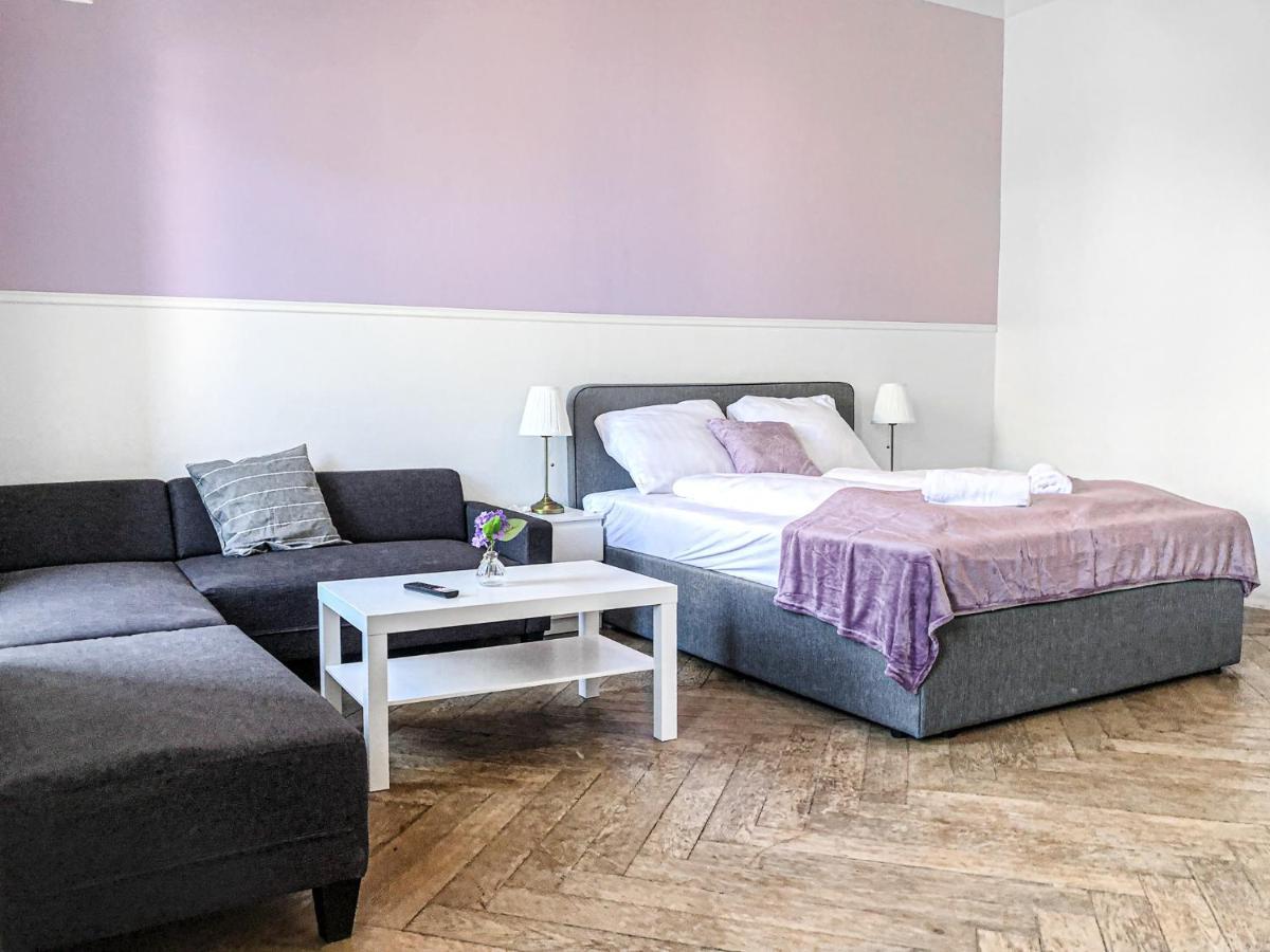 Commodious 2Br Apt. Near Akh-Perfect For Groups Wina Bagian luar foto