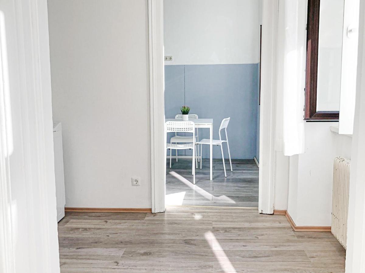 Commodious 2Br Apt. Near Akh-Perfect For Groups Wina Bagian luar foto