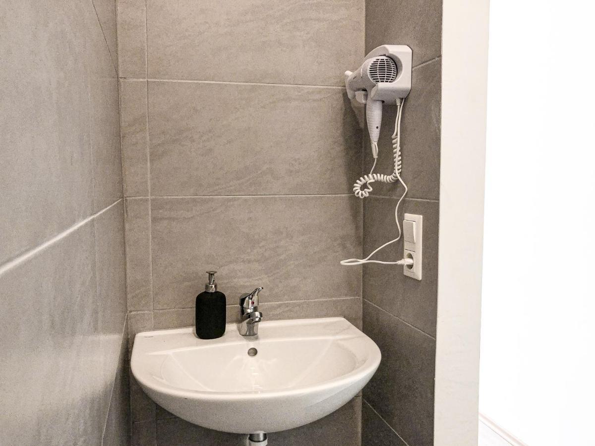Commodious 2Br Apt. Near Akh-Perfect For Groups Wina Bagian luar foto