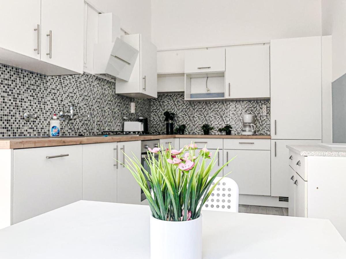 Commodious 2Br Apt. Near Akh-Perfect For Groups Wina Bagian luar foto