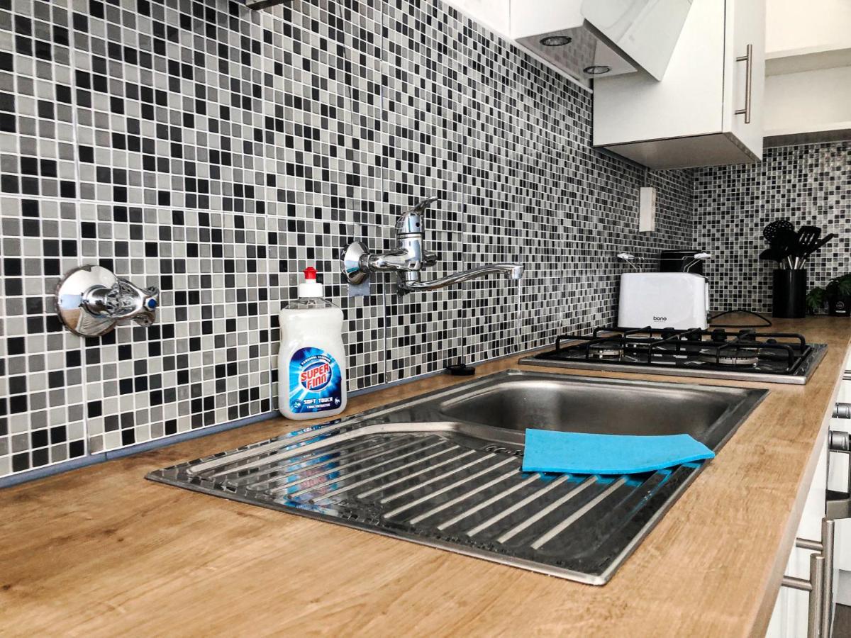 Commodious 2Br Apt. Near Akh-Perfect For Groups Wina Bagian luar foto
