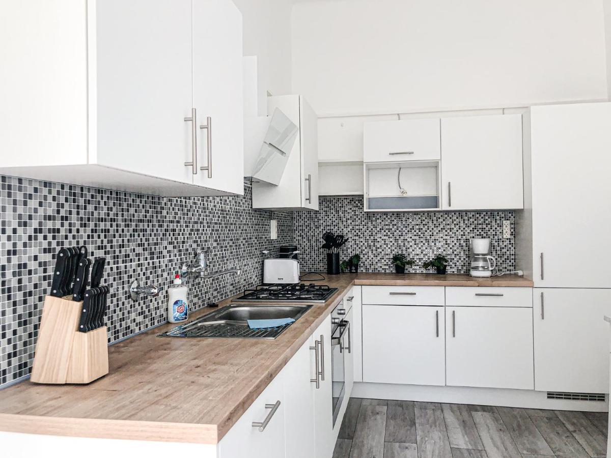 Commodious 2Br Apt. Near Akh-Perfect For Groups Wina Bagian luar foto