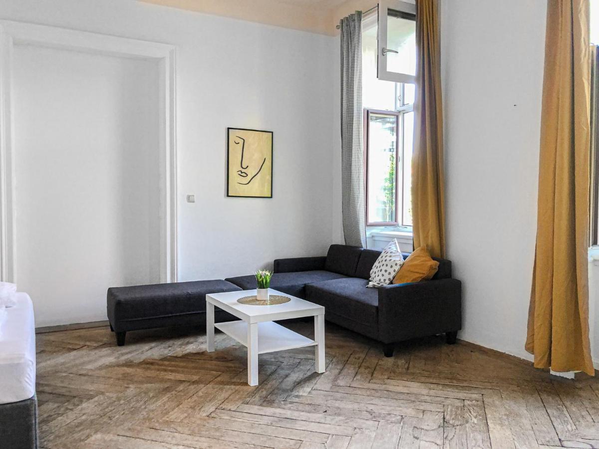 Commodious 2Br Apt. Near Akh-Perfect For Groups Wina Bagian luar foto